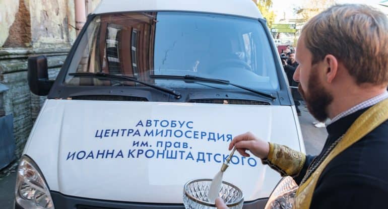 «Автобус милосердия» отправился к бездомным и малообеспеченным петербуржцам