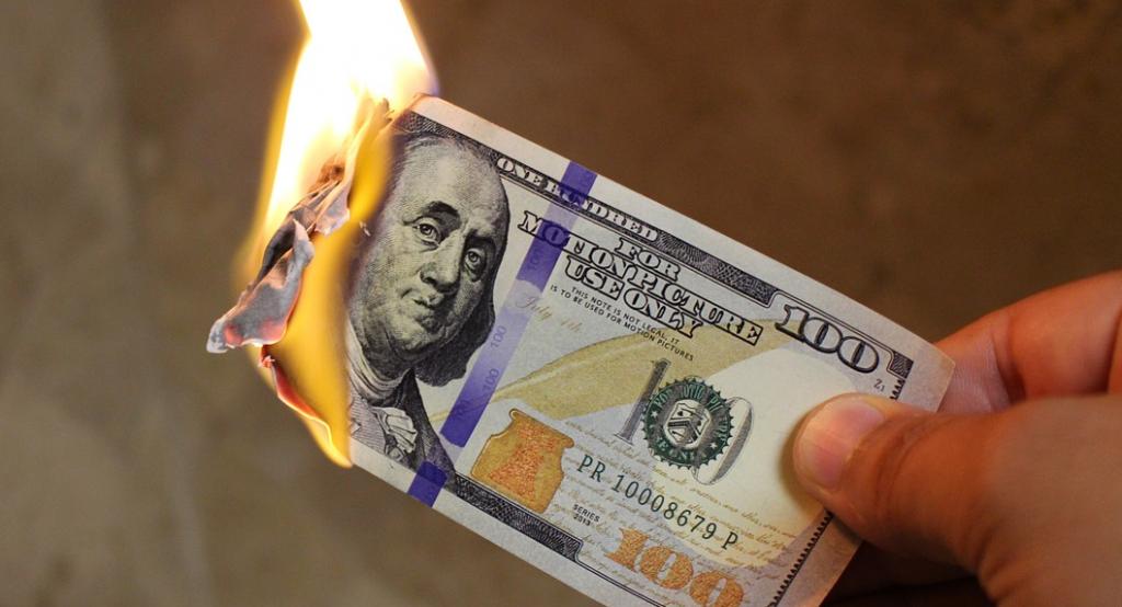 Банкнота горит пламенем