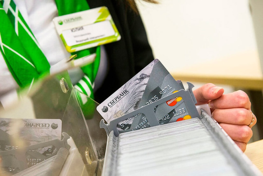Как получить карту Сбербанка обычную и с бесплатным обслуживанием: какие документы нужны для оформления и требования к клиентам для получения карточки в России