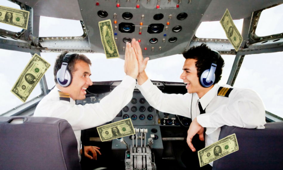 Пилот и его помощник попадают в пятерку, и вокруг летят долларовые купюры